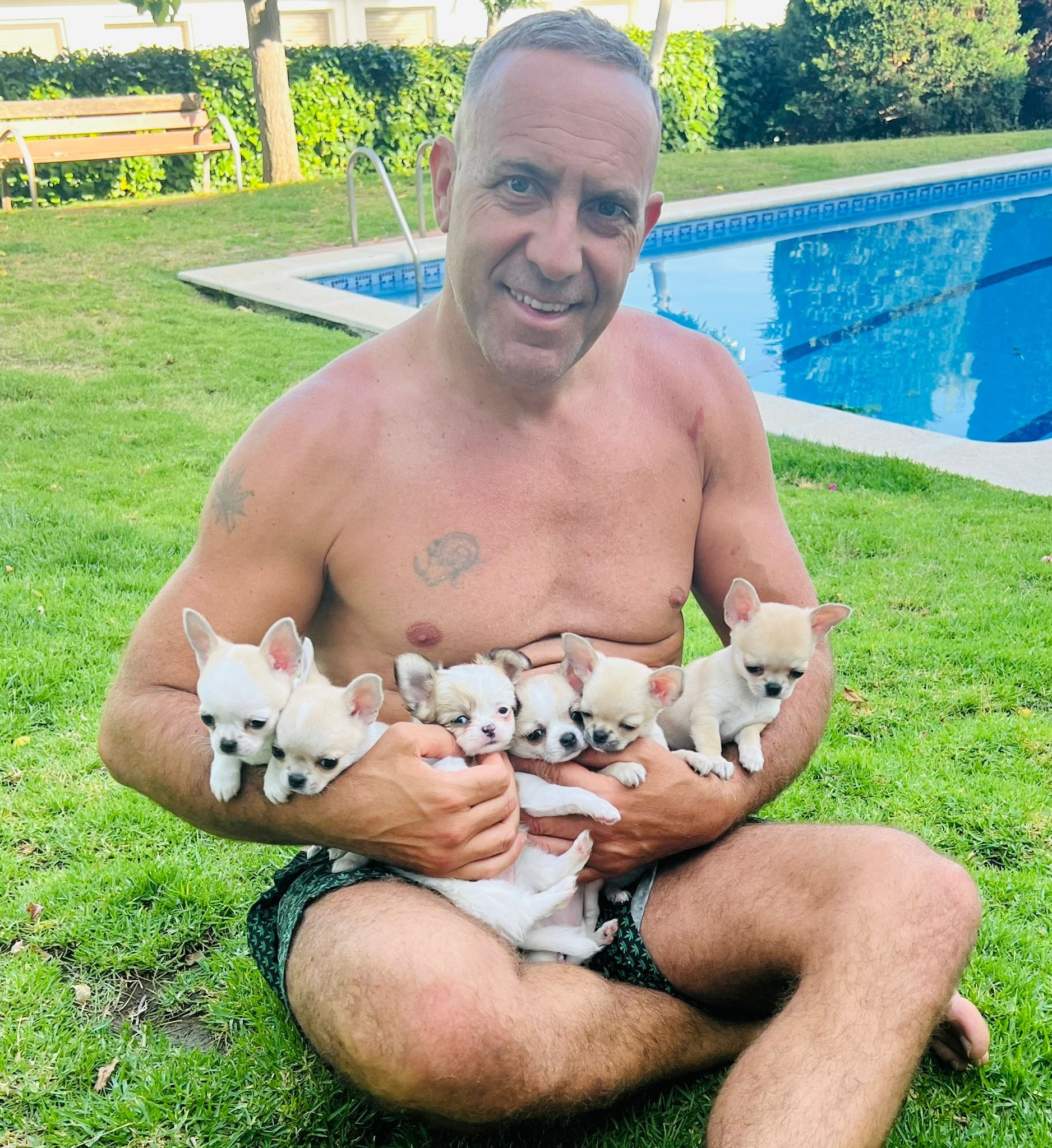 Eduardo Mangas, criador de Chihuahua y psicólogo canino de Casa del Ermitaño, con su camada