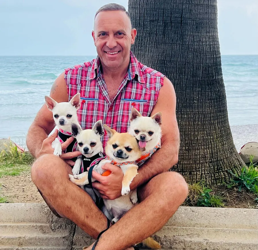 Eduardo Mangas, adiestrador canino y etólogo, con sus Chihuahuas en la playa de Sitges