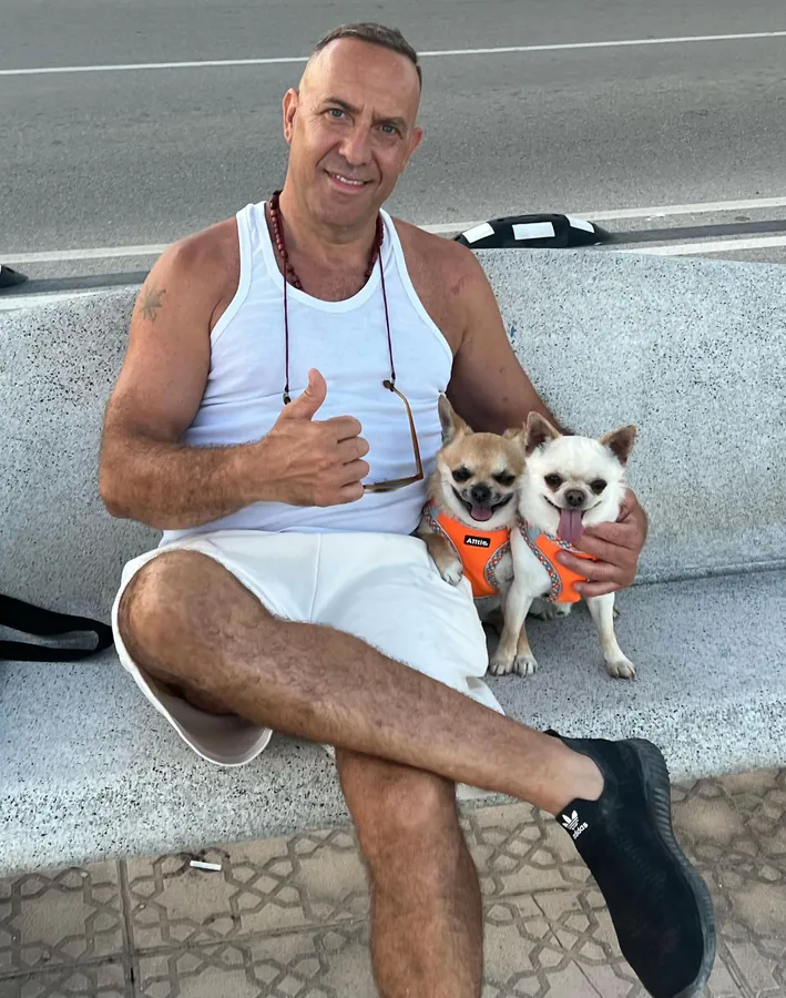 Eduardo Mangas, adiestrador y educador canino, con dos Chihuahuas en Sitges
